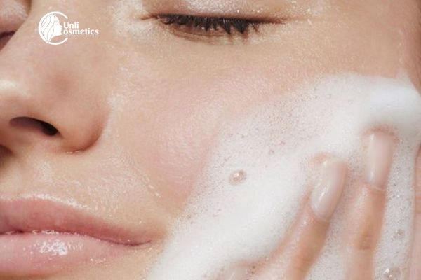 Làm sạch da là bước đầu tiên trong cách make up đơn giản