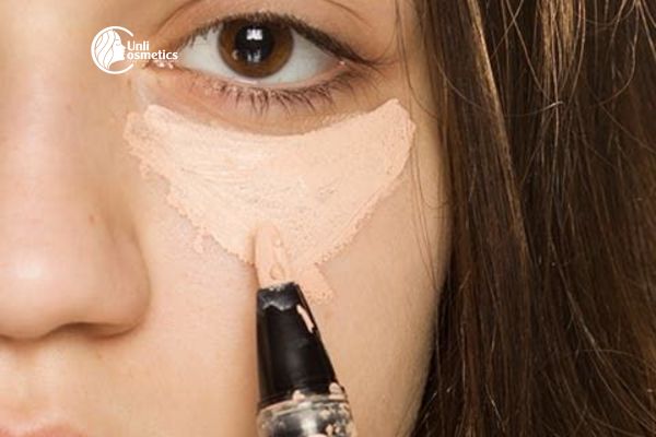 Sử dụng kem che khuyết điểm xóa đi các khuyết điểm trên khuôn mặt