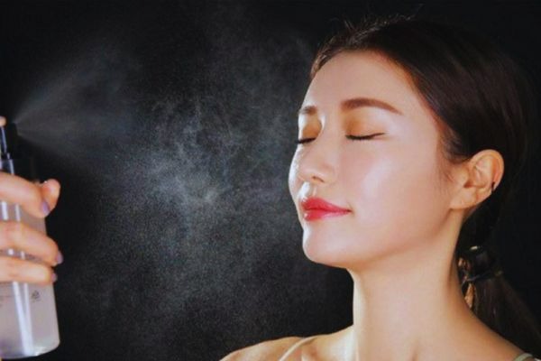Sử dụng xịt khóa nền là bước quan trọng giúp giữ cố định nền trong thứ tự trang điểm
