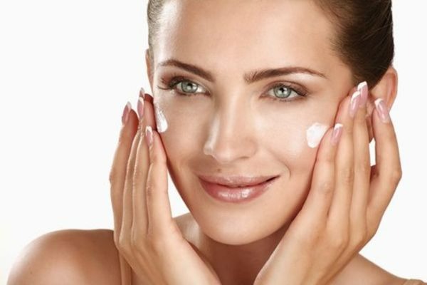 Sử dụng kem lót trong bước đầu tiên của thứ tự trang điểm