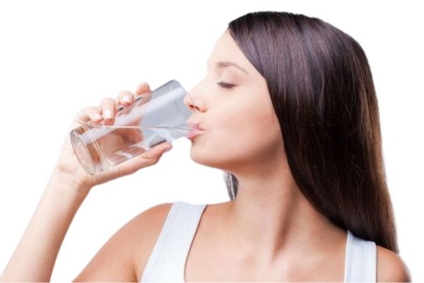uống đủ nước hạn chế khô da