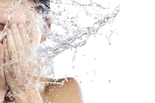 sử dụng các sản phẩm rửa mặt dịu nhẹ