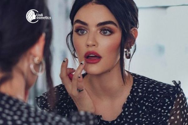 Son môi là bước không thể thiếu trong cách make up đơn giản
