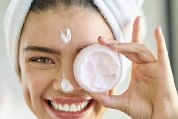 Bôi kem dưỡng ẩm cho da hỗn hợp